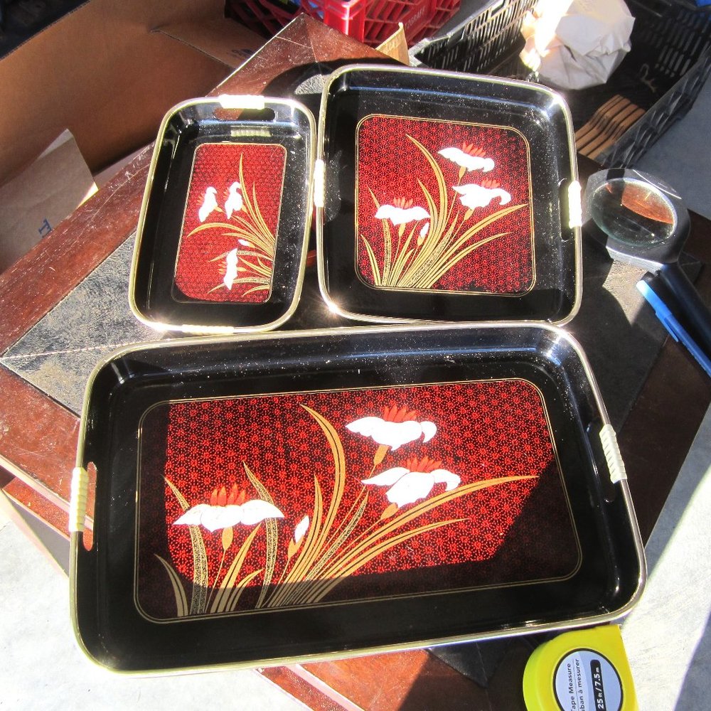 VTG 3 PIECE LACQUER NESTING TRAY SET, W/HANDLES